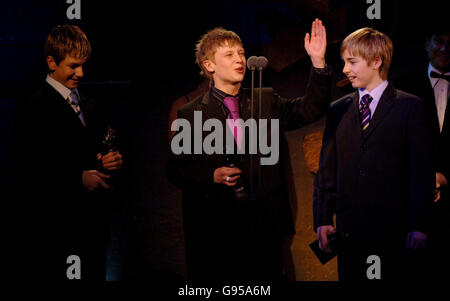 The Billy Elliot inszenieren Musikdarsteller, (von links nach rechts) George Maguire, James Lomas und Liam Mower gewinnen den besten Schauspieler in einem Musical, während der Laurence Olivier Awards, im London Hilton an der Park Lane, Central London, Sonntag, 26. Februar 2006. DRÜCKEN SIE VERBANDSFOTO. Bildnachweis sollte lauten: Yui Mok/PA Stockfoto