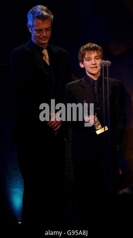 Regisseur Stephen Daldry und Leon Cooke - einer der Billy Elliot inszenieren Musikdarsteller - während sie am Sonntag, 26. Februar 2006, im Londoner Hilton an der Park Lane im Zentrum von London die Auszeichnung für das beste Musical für Billy Elliot während der Laurence Olivier Awards erhalten. DRÜCKEN SIE VERBANDSFOTO. Der Bildnachweis sollte lauten: Yui Mok/PA Stockfoto