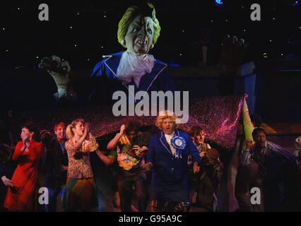 Die Darsteller spielen eine Szene von Billy Elliot während der Laurence Olivier Awards im London Hilton an der Park Lane, im Zentrum von London, Sonntag, 26. Februar 2006. DRÜCKEN SIE VERBANDSFOTO. Bildnachweis sollte lauten: Yui Mok/PA Stockfoto