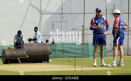 England Kapitän Michael Vaughan mit Trainer Duncan Fletcher (R) während einer Nets-Trainingseinheit auf dem Vidarbha Cricket Association Ground, Nagpur, Indien, Montag, 27. Februar 2006. Siehe PA Geschichte CRICKET England. DRÜCKEN Sie VERBANDSFOTO. Bildnachweis sollte lauten: Rebecca Naden/PA. ***- KEINE HANDY-NUTZUNG*** Stockfoto