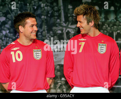 Die englischen Michael Owen (L) und David Beckham posieren für die Medien während der Einführung des Umbro England Auswärtstrikots im SAS Radisson Manchester Hotel, Manchester. Stockfoto