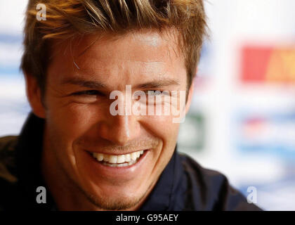 FUSSBALL England. Der englische David Beckham lacht während einer Pressekonferenz in Anfield, Liverpool. Stockfoto