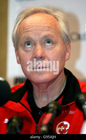 Der Schweizer Manager Jakob Kuhn spricht bei einer Pressekonferenz im Team Hotel, Glasgow, Dienstag, 28. Februar 2006, vor dem Freundschaftsspiel gegen Schottland morgen. DRÜCKEN Sie VERBANDSFOTO. Bildnachweis sollte lauten: Steve Welsh/PA. Stockfoto