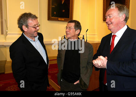 (L-R) John McColgan, Direktor des Gate-Theaters, Dublin, mit dem Schauspieler Sir John Hurt und John O'Donoghue, dem irischen Minister für Kunst, Sport und Tourismus, am Dienstag, dem 29. Februar 2006, beim Start des Samuel Beckett Centenary Festivals. O'Donoghue hat offiziell das Programm zum Gedenken an den 100. Geburtstag des Dramatikers, Schriftstellers und Dichters, der am 12 1906. April in Foxrock, Co Dublin geboren wurde, ins Leben gerufen. Siehe PA Story ARTS Beckett. DRÜCKEN SIE VERBANDSFOTO. Bildnachweis sollte lauten: Julien Behal/PA. Stockfoto