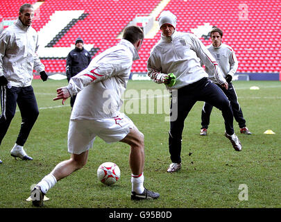 Der Engländer David Beckham, mit Jamie Carragher (Mitte links), Rio Ferdinand (L) und Gary Neville (R) während einer Trainingseinheit in Anfield, Liverpool, Dienstag, 28. Februar 2006, vor dem Freundschaftsspiel gegen Uruguay morgen. Siehe PA Geschichte FUSSBALL England. DRÜCKEN Sie VERBANDSFOTO. Bildnachweis sollte lauten: Martin Rickett/PA. Stockfoto