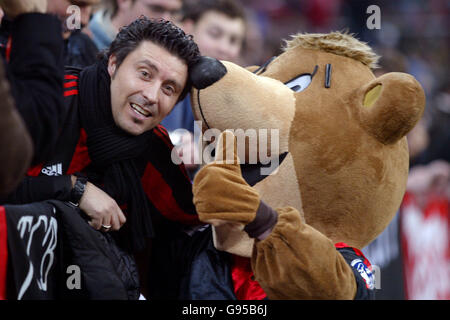 Fußball - UEFA Champions League - 16. Runde - Erstes Bein - Bayern München / AC Mailand - Allianz Arena. Die Fans des AC Mailand posieren für Bilder mit dem Maskottchen Bayern München Stockfoto