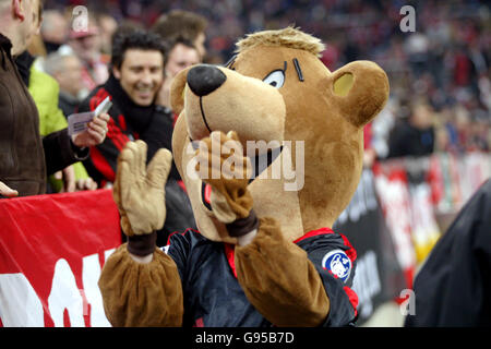 Fußball - UEFA Champions League - 16. Runde - Erstes Bein - Bayern München / AC Mailand - Allianz Arena. Die Fans des AC Mailand posieren für Bilder mit dem Maskottchen Bayern München Stockfoto