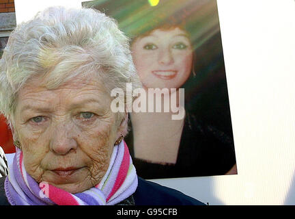 Christine Keegan, die zwei Töchter - Martina und Mary Keegan - bei der Feuerproteste von Stardust 1981 vor Taoiseach Bertie Ahern's Wahlkreisbüro St. Luke's in Dublin verloren hat, Samstag, 4. März 2006. Verwandte und Opfer des Dancehall-Feuers von Stardust fordern im Protest eine öffentliche Untersuchung der Katastrophe. Dutzende von Familien versammelten sich letzten Monat im Stardust Memorial Park in Dublin in einer ergreifenden Zeremonie anlässlich des 25. Jahrestages des Diskofeuers von St. Valentine, bei dem 48 Menschen ums Leben kamen. Siehe PA Story POLITIK Stardust. DRÜCKEN Sie VERBANDSFOTO. Bildnachweis sollte lauten: Julien Stockfoto