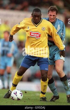 Soccer - FA Carling Premiership - Coventry City / Leicester City. Emile Heskey von Leicester City (links) schützt den Ball vor Philippe Clement von Coventry City (rechts) Stockfoto