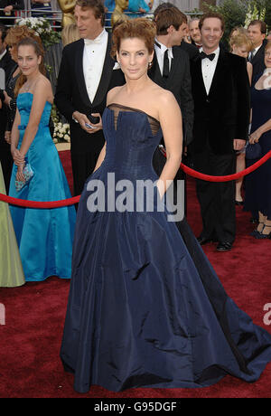 AP-AUSGANG. Sandra Bullock kommt auf dem roten Teppich bei der 78. Jährlichen Academy Awards Zeremonie vom Kodak Theater in Hollywood, Los Angeles, Sonntag, 5. März 2006. Siehe PA Geschichte SHOWBIZ Oscars. DRÜCKEN Sie VERBANDSFOTO. Bildnachweis sollte lauten: Ian West/PA Stockfoto