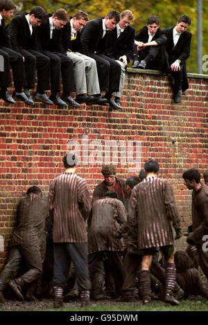 Studenten des Eton College blicken auf das Spiel vom Gleichnamige Wand Stockfoto