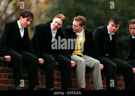 Eton Wall Game. Eton College Studenten beobachten das Spiel Stockfoto