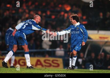 Chelsea's Frank Leboeuf (links) gratuliert Teamkollege Gianfranco Zola (rechts) dazu Das Eröffnungziel erzielen Stockfoto