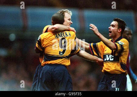 Dennis Bergkamp von Arsenal feiert mit Nicolas Anelka und Marc Overmars Nach dem zweiten Tor Stockfoto