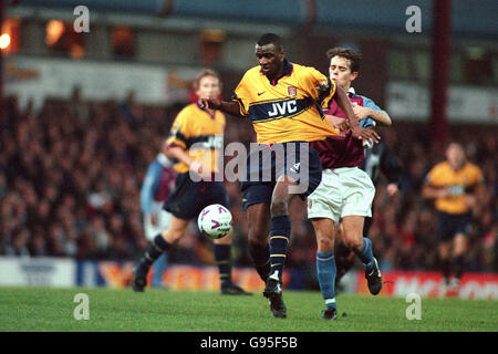 Fußball - FA Carling Premiership - Aston Villa / Arsenal. Patrick Vieira von Arsenal (links) versucht, einen springenden Ball zu kontrollieren, während Lee Hendrie von Aston Villa (rechts) Druck ausübt Stockfoto
