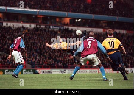 Lee Dixon von Arsenal (zweiter links) versucht einen Overhead-Kick, beobachtet von Teamkollege Dennis Bergkamp (rechts) und Ian Taylor von Aston Villa (links) und Ugo Ehiogu (zweiter rechts) Stockfoto