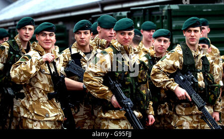 Royal Marines of 42 Commando in Bickleigh Barracks, nahe Plymouth, Devon, Montag, 13. Februar 2006, Vor der Abreise nach Afghanistan. Insgesamt werden 150 Männer von 42 Commando morgen zu ihrer Mission in der Provinz Helmand aufbrechen. Die Royal Marines werden die ersten Kampftruppen sein, die nach der Ankündigung vom 26. Januar, dass rund 3,300 britische Truppen im Rahmen der geplanten NATO-Erweiterung der International Security Assistance Force im Süden Afghanistans eingesetzt werden sollen, eingesetzt werden. Siehe PA Geschichte DEFENSE Marines. DRÜCKEN SIE VERBANDSFOTO. Das Foto sollte lauten: Barry Batchelor/PA Stockfoto