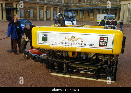 Commander Ian Riches (links) von der Royal Navy plaudert gestern, Dienstag, den 14. Februar 2006, mit dem Lichtdesigner Thorsten Merriott (2. Links) neben einem Skorpionroboter des britischen Submarine Rescue Service im Viereck des Buckingham Palace im Zentrum von London. Auf Einladung von Queen Elizabeth II., Mittwoch, den 15. Januar 2006, sollten sich die Rettungsfahrzeuge vor dem heutigen Empfang der Notfalldienste und Katastrophenhilfe im Buckingham Palace versammeln. DRÜCKEN SIE VERBANDSFOTO. Der Bildnachweis sollte lauten: Johnny Green/WPA Rota/PA. Stockfoto