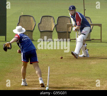 Andrew Flintoff aus England beim Netztraining im Cricket Club of India, Brabourne Stadium, Bombay, Indien, Mittwoch, 15. Februar, 2006. Siehe PA Geschichte CRICKET England. DRÜCKEN SIE VERBANDSFOTO. Bildnachweis sollte lauten: Rebecca Naden/PA. Stockfoto