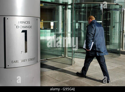 Der Eingang zum Princes Exchange Gebäude in der Tollcross Gegend von Edinburgh, Mittwoch, 15. Februar 2006. Ein Kleinkind starb, nachdem es 15 Meter im Bürogebäude der Innenstadt abgestürzt war, teilte die Polizei heute mit. Es wird vermutet, dass der 21 Monate alte Junge durch eine Lücke in einem Balkon auf einem Zwischengeschoss kroch und in das Foyer im ersten Stock darunter fiel, wobei er schwere Kopfverletzungen erlitt. Siehe PA Geschichte UNFÄLLE Kleinkind. DRÜCKEN SIE VERBANDSFOTO. Bildnachweis sollte lauten: David Ceskin /PA. Stockfoto