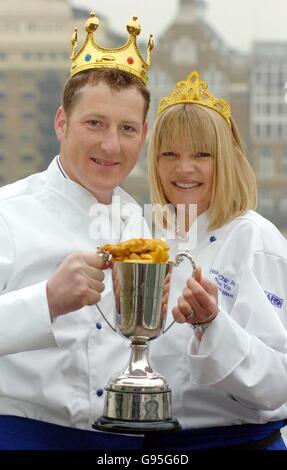 Nigel und Linda Hodgson, Eigentümer von Hodgsons Chippy in Lancaster, feiern am Mittwoch, den 1. Februar 2006, beim Finale des National Fish & Chip Shop of the Year Competition im Guoman Tower Hotel by Tower Bridge in London, die Auszeichnung zum besten Chippy der Nation. Der Preis wurde dem Paar während einer Zeremonie im Hotel überreicht, die von den Organisatoren des Wettbewerbs, der Sea Fish Industry Authority (Seafish), veranstaltet wurde. Stockfoto