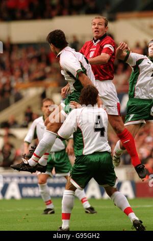 Fußball - Euro 2000 Qualifikation - Gruppe 5 - England gegen Bulgarien. Der englische Alan Shearer springt in der bulgarischen Strafraumkiste um einen hohen Ball Stockfoto