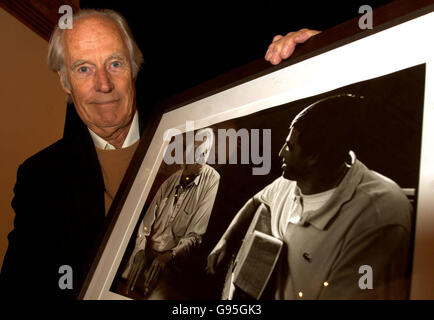 Sir George Martin, der legendäre Plattenproduzent der Beatles, hält am Mittwoch, den 15. Februar 2006, ein Bild von sich und Noel Gallagher von Oasis, das er spendet und Teil einer Auktion ist, um Geld für Cancer Research UK's Sound and Vision Event zu sammeln. DRÜCKEN Sie VERBANDSFOTO. Bildnachweis sollte lauten: John Stillwell/PA Stockfoto