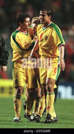 Fußball - Euro 2000 Qualifikation - Gruppe 1 - Dänemark gegen Wales. Der Torschütze Craig Bellamy aus Wales (Mitte) feiert nach dem Spiel mit den Teamkollegen Gary Speed (links) und Chris Coleman (rechts) Stockfoto