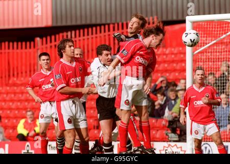 Barnsley-Torwart Lars Leese (zweite rechts) räumt unter Druck von Port Vales Paul Beesley (zweite links), mit Barnsley's Ashley ward (links) und Mattie Appleby (rechts) zur Unterstützung Stockfoto