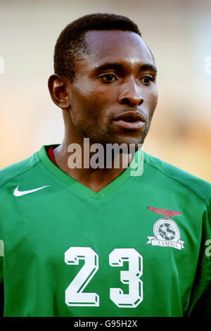 Fußball - Afrikanischer Fußballpokal 2006 - Gruppe C - Sambia - Guinea - Harras El-Hedaud-Stadion. Lameck Njobvu, Guinea Stockfoto