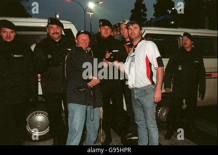 Fußball - Euro 2000 Qualifikation - Gruppe 5 - Luxemburg gegen England. England-Fans posieren mit der luxemburgischen Polizei Stockfoto