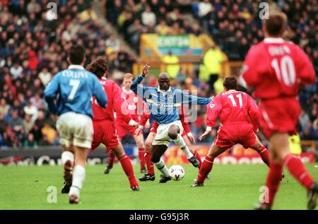 Fußball - FA Carling Premiership - Everton / Liverpool. Evertons Debütant Ibrahima Bakayoko (Mitte) wird von Liverpools Patrik Berger (links) und Jamie Redknapp (rechts) verdrängt Stockfoto