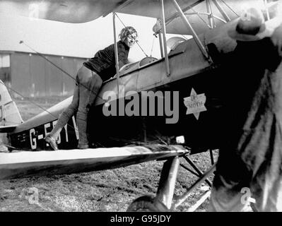 Aviatrix Amy Johnson, London Airplane Club, ist die erste Frau, die die Bodeningenieurlizenz eines Luftverkehrsministeriums erhält - eine begehrte Auszeichnung. Sie war bereits eine qualifizierte Pilotin. Stockfoto