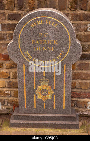 Das Denkmal für PC Patrick Dunne in Cato Road, Clapham, South London, Freitag, 16 2006. Februar. Der Schütze Gary Nelson steht vor lebenslanger Haft, nachdem er wegen Mordes an dem Polizisten PC Patrick Dunne und dem Club-Türsteher William Danso verurteilt wurde. Nelson, 36, wurde von einer Jury am Londoner Woolwich Crown Court einstimmig für die Morde verurteilt, die vor mehr als zehn Jahren stattfanden. Siehe PA Geschichte GERICHTE Nelson. DRÜCKEN Sie VERBANDSFOTO. Bildnachweis sollte lauten: John Stillwell/PA Stockfoto