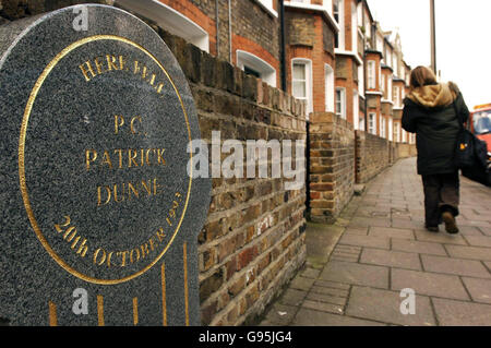 Das Denkmal für PC Patrick Dunne in Cato Road, Clapham, South London, Freitag, 16 2006. Februar. Der Schütze Gary Nelson steht vor lebenslanger Haft, nachdem er wegen Mordes an dem Polizisten PC Patrick Dunne und dem Club-Türsteher William Danso verurteilt wurde. Nelson, 36, wurde von einer Jury am Londoner Woolwich Crown Court einstimmig für die Morde verurteilt, die vor mehr als zehn Jahren stattfanden. Siehe PA Geschichte GERICHTE Nelson. DRÜCKEN Sie VERBANDSFOTO. Bildnachweis sollte lauten: John Stillwell/PA Stockfoto