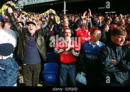 Fußball - FA Carling Premiership - Everton / Liverpool. Liverpool und Everton Fans sitzen zusammen Stockfoto