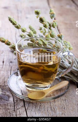 Bergtee. Sideritis Kräutertee und Blumen auf hölzernen Hintergrund, selektiven Fokus Stockfoto