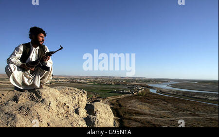 Die afghanische Polizei patrouilliert am Samstag, den 25. Februar 2006, in den Bergen rund um das Helmand-Rver-Tal im Süden Afghanistans. DRÜCKEN SIE VERBANDSFOTO. Foto sollte lauten: Cathal McNaughton/PA Stockfoto