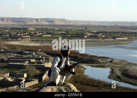 Die afghanische Polizei patrouilliert am Samstag, den 25. Februar 2006, in den Bergen rund um das Helmand-Rver-Tal im Süden Afghanistans. DRÜCKEN SIE VERBANDSFOTO. Foto sollte lauten: Cathal McNaughton/PA Stockfoto