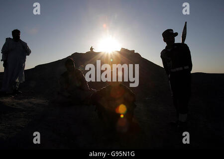 Die afghanische Polizei patrouilliert am Samstag, den 25. Februar 2006, in den Bergen rund um das Helmand-Rver-Tal im Süden Afghanistans. DRÜCKEN SIE VERBANDSFOTO. Foto sollte lauten: Cathal McNaughton/PA Stockfoto