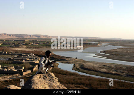 Die afghanische Polizei patrouilliert am Samstag, den 25. Februar 2006, in den Bergen rund um das Helmand-Rver-Tal im Süden Afghanistans. DRÜCKEN SIE VERBANDSFOTO. Foto sollte lauten: Cathal McNaughton/PA Stockfoto