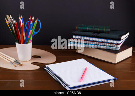 Verschiedenen Schulkind und Student studiert Zubehör. Zurück zum Schulkonzept. Selektiven Fokus Stockfoto