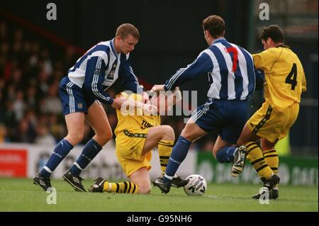 Simon Barker von Port Vale (zweiter links) versucht, unter dem Druck von Aaron Wilbraham (links) und Tony Dinning (zweiter rechts) von Stockport County in Besitz zu bleiben, während Teamkollege Ian Bogie (rechts) einspringt, um zu helfen Stockfoto