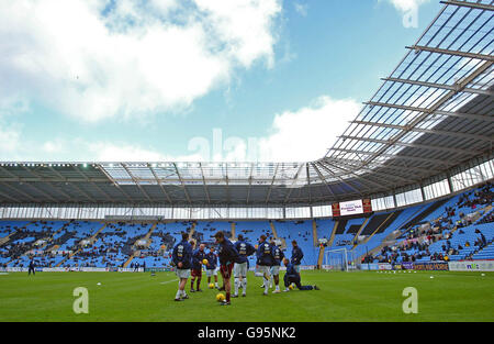 Fußball - Coca-Cola Football League Championship - Coventry City / Burnley - Ricoh Arena. Burnleys Spieler wärmen sich vor dem Spiel gegen Coventry auf Stockfoto