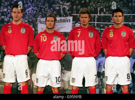 Die englischen (L-R) John Terry, Michael Owen, David Beckham und Frank Lampard posieren für die Medien während der Vorstellung des Umbro England Auswärtstrikots im SAS Radisson Manchester Hotel, Manchester, Montag, 27. Februar 2006. DRÜCKEN SIE VERBANDSFOTO. Bildnachweis sollte lauten: Martin Rickett/PA. Stockfoto