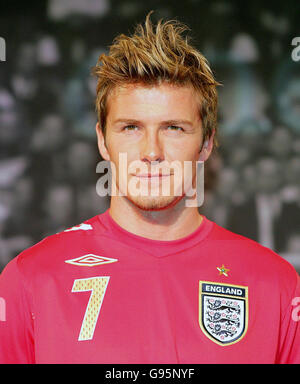 Der englische David Beckham posiert für die Medien während der Einführung des Umbro England Auswärtstrikots im SAS Radisson Manchester Hotel, Manchester, Montag, 27. Februar 2006. DRÜCKEN SIE VERBANDSFOTO. Bildnachweis sollte lauten: Martin Rickett/PA. Stockfoto