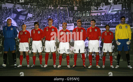 Englische Spieler posieren für die Medien während der Einführung des Umbro England Auswärtstrikots im SAS Radisson Manchester Hotel, Manchester, Montag, 27. Februar 2006. DRÜCKEN SIE VERBANDSFOTO. Bildnachweis sollte lauten: Martin Rickett/PA. Stockfoto