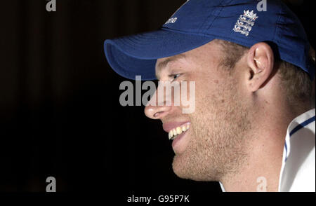 Der englische Andrew Flintoff während einer Pressekonferenz, nachdem er am Montag, den 27. Februar 2006, zum Kapitän im Teamhotel in Nagpur, Indien, befördert wurde. In Abwesenheit von Michael Vaughan und seinem Stellvertreter Marcus Trescodick wird Flintoff sein Land zum ersten Mal führen. Siehe PA Geschichte CRICKET England. DRÜCKEN SIE VERBANDSFOTO. Bildnachweis sollte lauten: Rebecca Naden/PA. Stockfoto