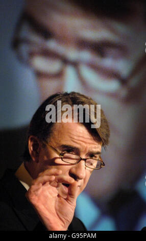 EU-Handelskommissar Peter Mandelson spricht am Montag, den 27. Februar 2006, bei der Konferenz der Nationalen Bauernunion im Metropole Hotel in Birmingham. Die Landwirte leiden unter "Machtmissbrauch" durch andere, die daran beteiligt sind, ihre Erzeugnisse in die Läden zu bringen, wird die Konferenz heute erfahren. Tim Bennett, Präsident der National Farmers' Union, wird voraussichtlich die Forderungen nach einem strengeren gesetzlichen Verhaltenskodex zur Regulierung des Sektors erneuern. Er wird der NFU-Konferenz in Birmingham sagen, dass erhöhte Kosten durch Energiepreisanstiege, Löhne oder Regulierung nicht an Lebensmittelproduzenten weitergegeben werden sollten. Stockfoto