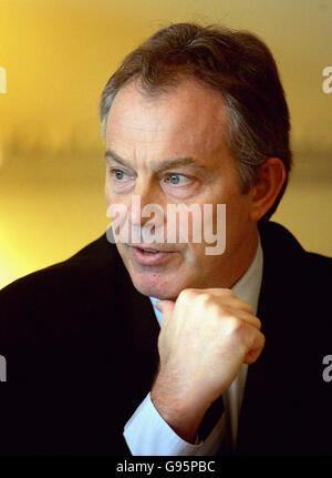 Der britische Premierminister Tony Blair hört Kultursekretärin Tessa Jowell (nicht abgebildet) am Montag, den 27. Februar 2006, bei einem Women in Work Committee in der offiziellen Residenz des Premierministers in der Downing Street in London zu. Das geschlechtsspezifische Lohngefälle ist in Großbritannien schlimmer als anderswo in Europa, da Frauen in Vollzeitarbeit 17 Prozent weniger verdienen als Männer, sagte eine von der Regierung ernannte kommission am Montag. Siehe PA Geschichte INDUSTRIE Frauen. DRÜCKEN Sie VERBANDSFOTO. Bildnachweis sollte lauten: Toby Melville/Reuters/WPA Rota/PA. Stockfoto